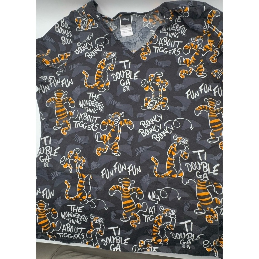 Disney Tigger size medium scrub top with pockets. It's cute & in great condition